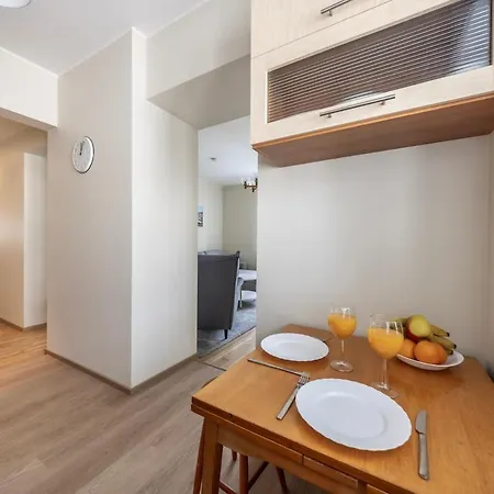 Free Parking In The Yard Quiet Area Center