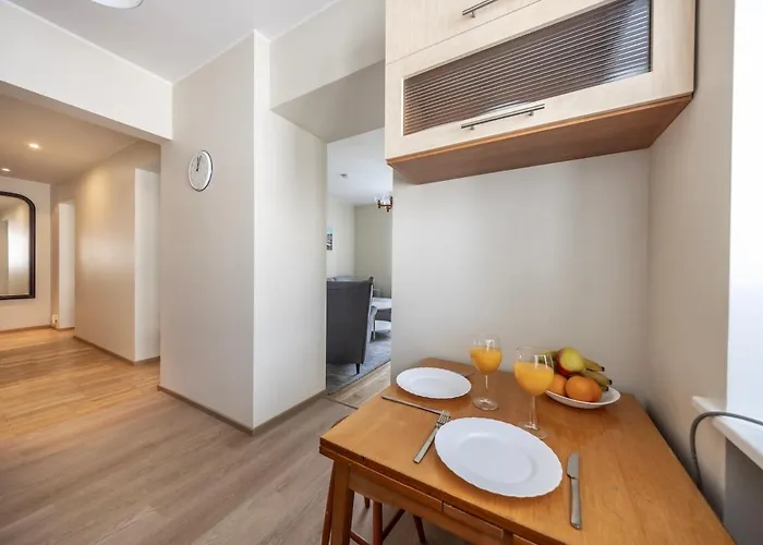 Free Parking In The Yard Quiet Area Center