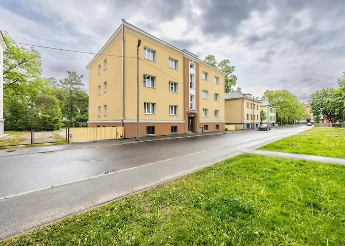 Free Parking In The Yard Quiet Area Center